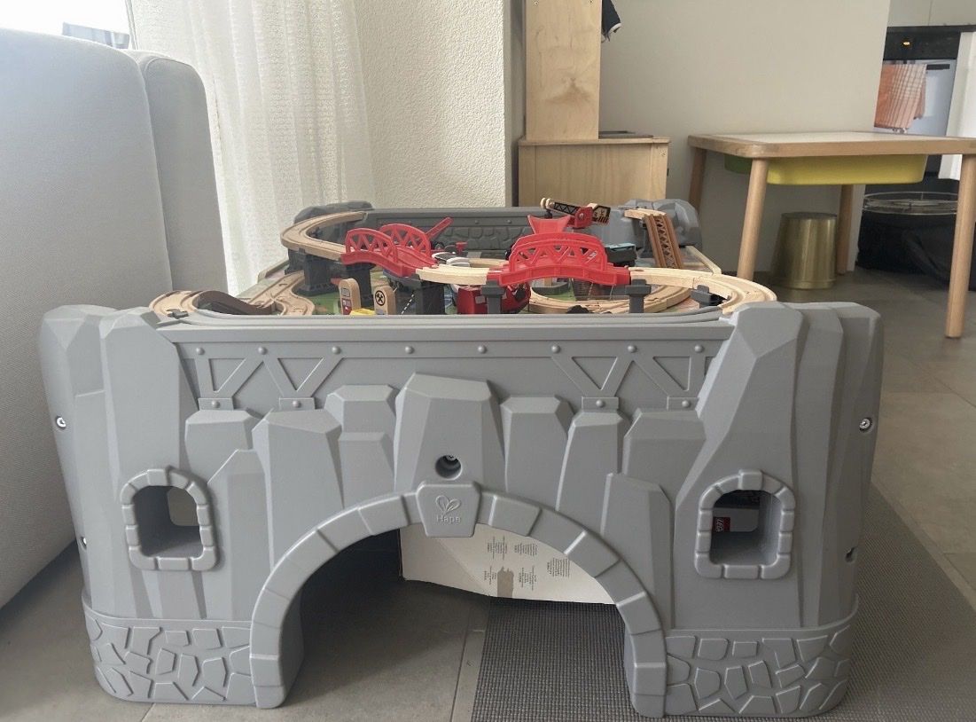 Hape Giocattoli: Hape Holzeisenbahn mit Tisch – Usato da Buttikon SZ venduto da kaischi2008 1
