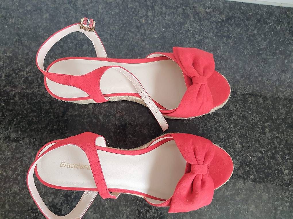 Damenschuhe: Rote Sommersandalen mit Keilabsatz, Gr, 38 – Neu (gemäss Beschreibung) aus Widnau von Marakumba 2