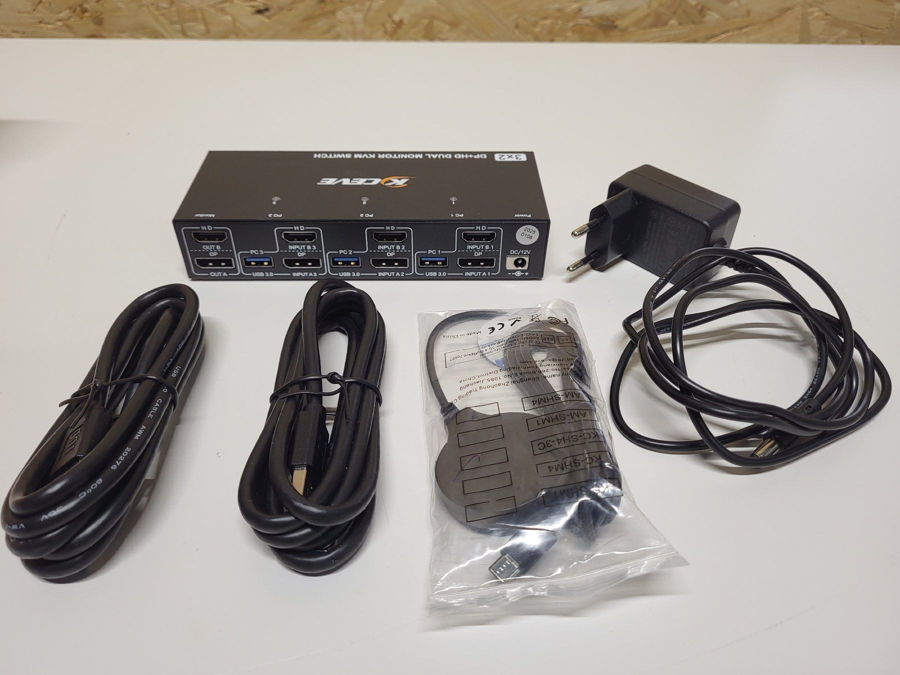 Hubs & Switches: 3-PC KVM-Switch (Modell KC-KVM302DH) – Gebraucht aus Brügg BE von POU-BELLE 1