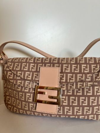 Fendi Baguette Vintage – Zucchino FF Monogramm mit rosa Lede