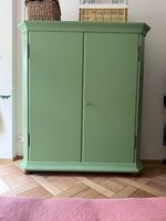 Kleiderschrank aus massivem Holz