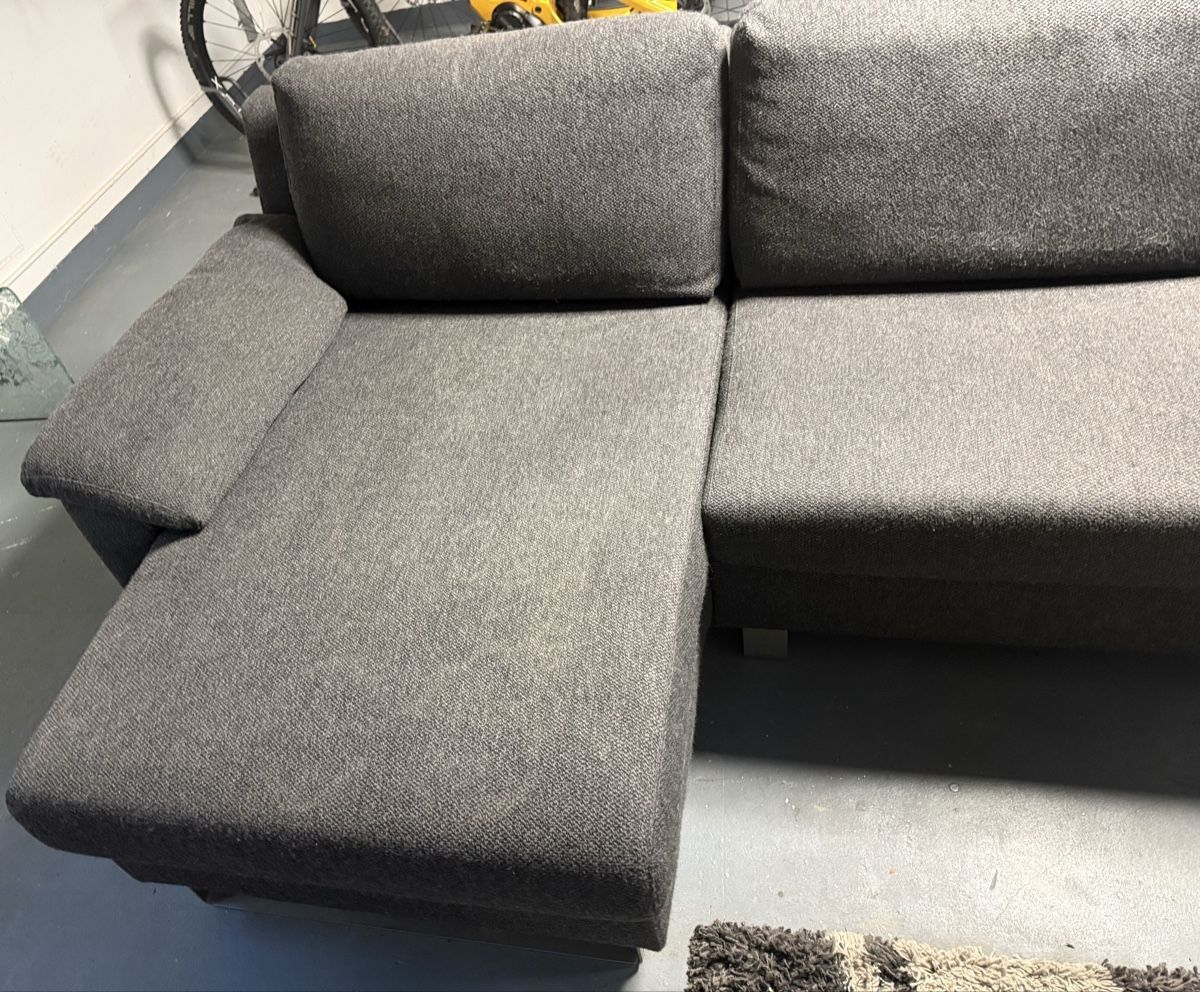 Sofas: Ecksofa Stoff grau mit Recamiere – D'occasion à Gerlafingen par driver-rent 4