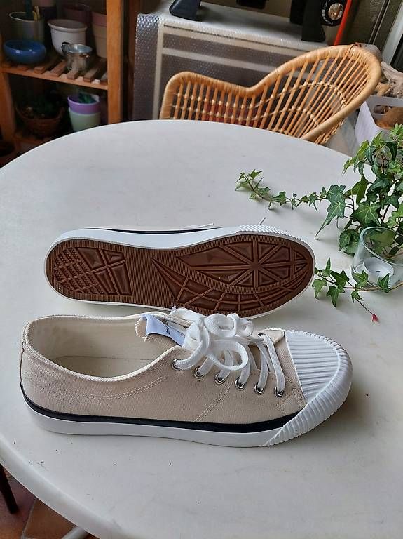 Scarpe da uomo: Stilvolle neue Sneakers Gr. 43 – Usato da Bern venduto da Huha1