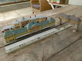 Spur N Gebäude - grosser Bahnhof & Stellwerk + Bahnsteig
