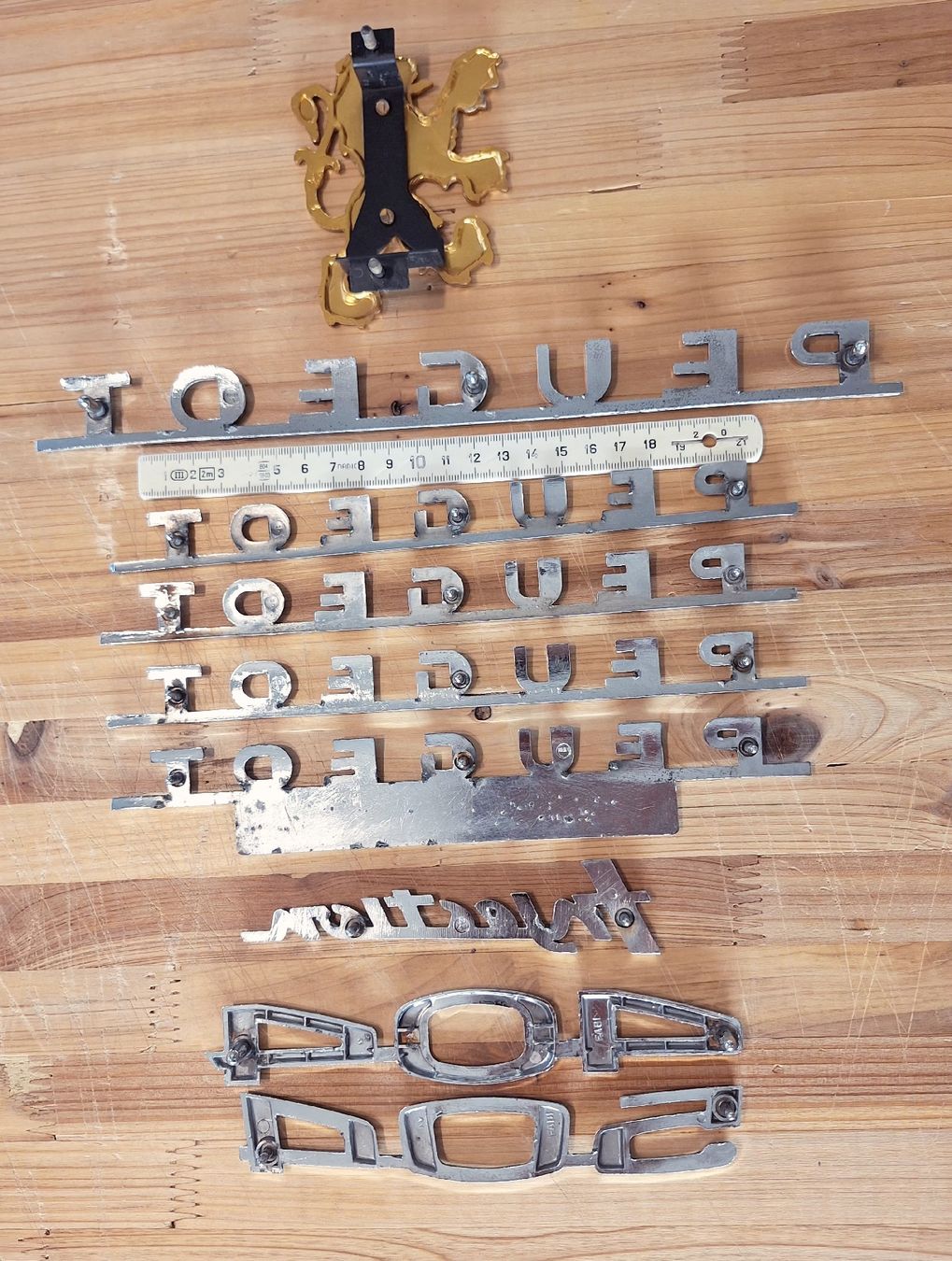 Peugeot Tutti pezzi di ricambio auto: Peugeot Oldtimer Embleme 404/504 – Usato da Triesen venduto da BLACKSHEEP75 2