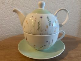 Teekanne mit Tasse