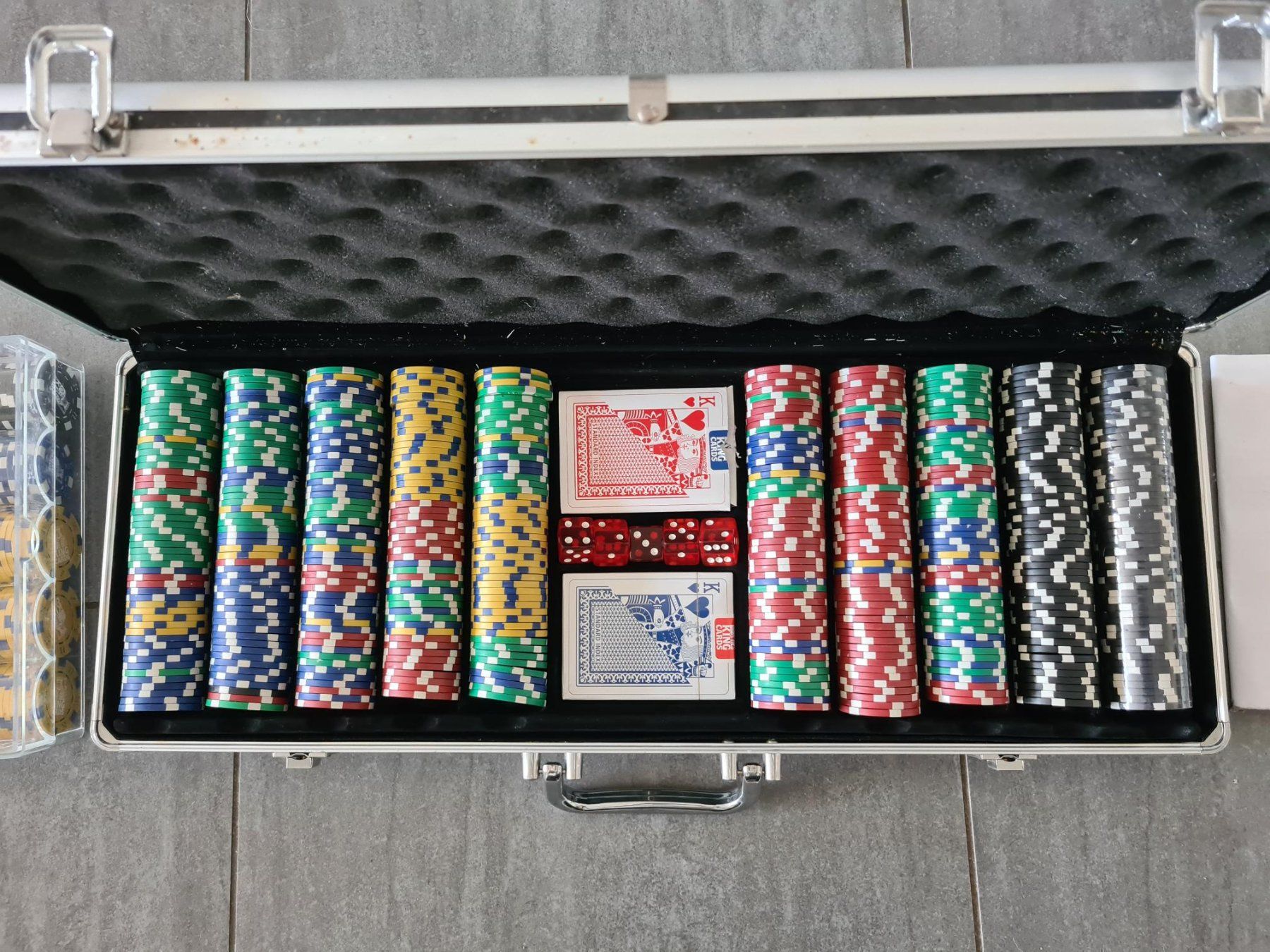Giochi: Pokerkoffer mit Zusatzchips Schnäppchen – Nuovo (secondo la descrizione) da Rheinfelden venduto da Saunamanfan