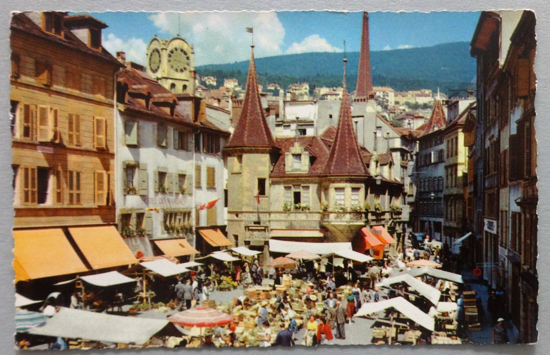 Cartes postales: Neuchâtel - Place des Halles – D'occasion à Fétigny par Billy2miny