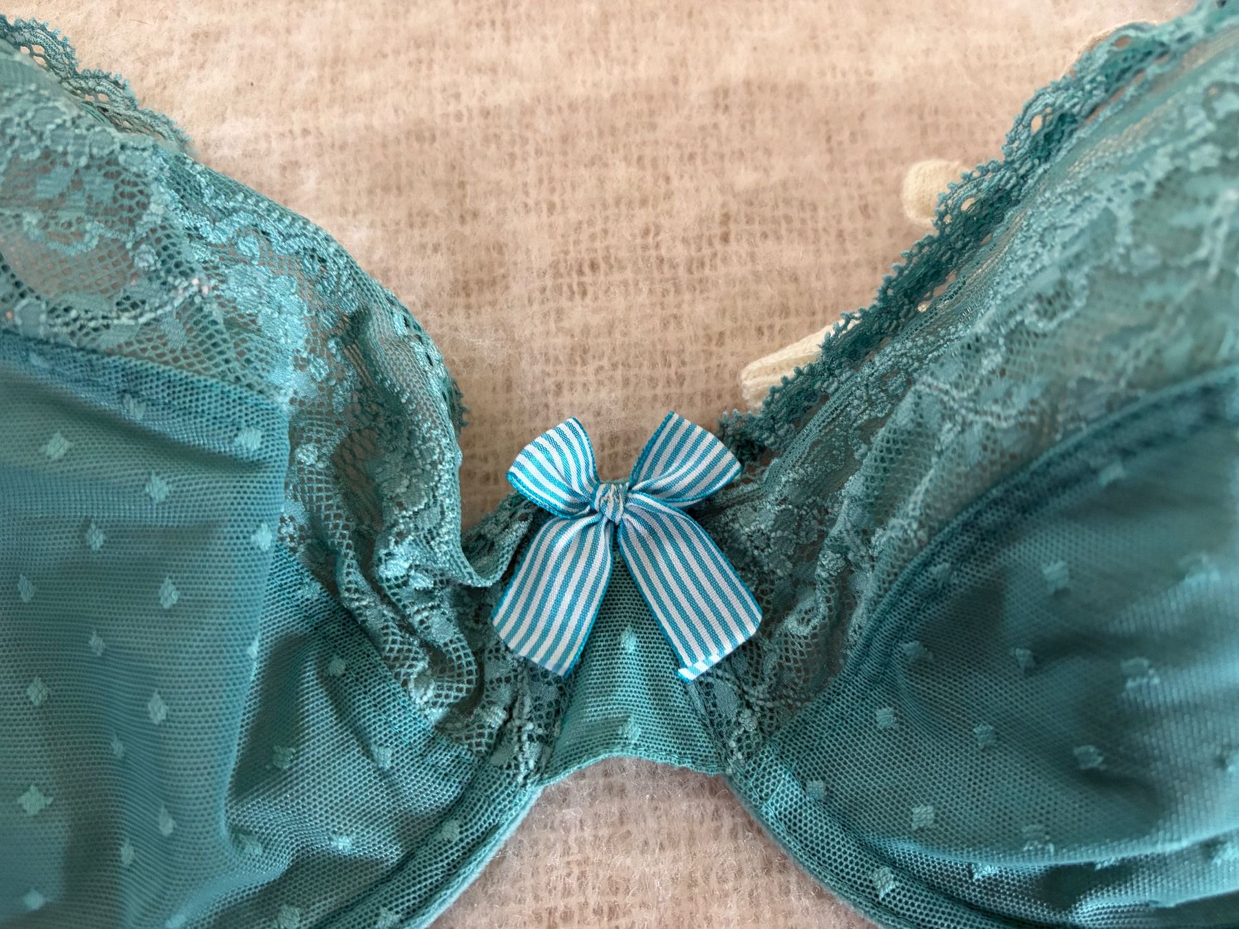 Autres dessous: 3 soutiens gorge – D'occasion à riddes par lauali01 2