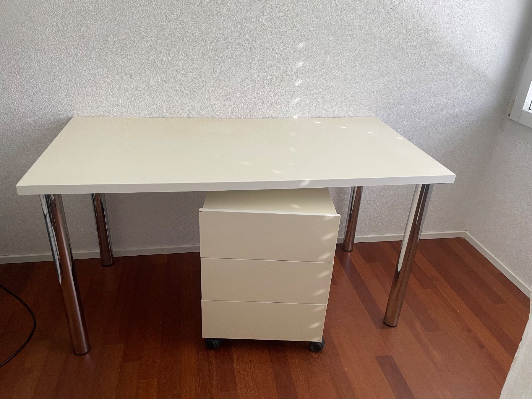 Schreibtische: Tisch Lack Weiss mit Korpus 100x70 cm – Gebraucht aus Adligenswil von mer_lin