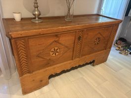 Holztruhe antike Dekoration mit Ornamenten