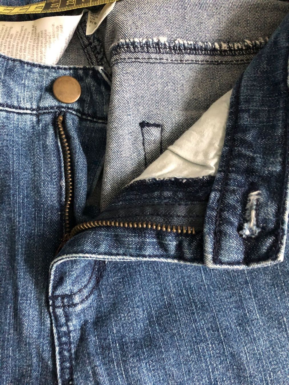 Jeans: Besondere Kurze Jeanshosen – Usato da Rüti ZH venduto da Masken 1