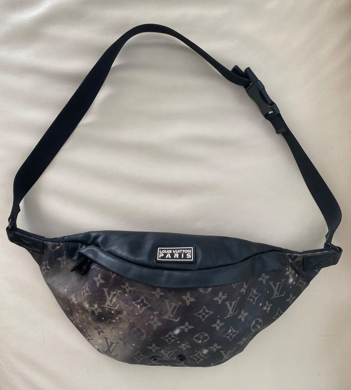 Louis Vuitton Sacs: EYECATCHER - LOUIS VUITTON Bumbag Monogram Galaxy – Neuf (Voir description) à Winkel par ferrari2022 2