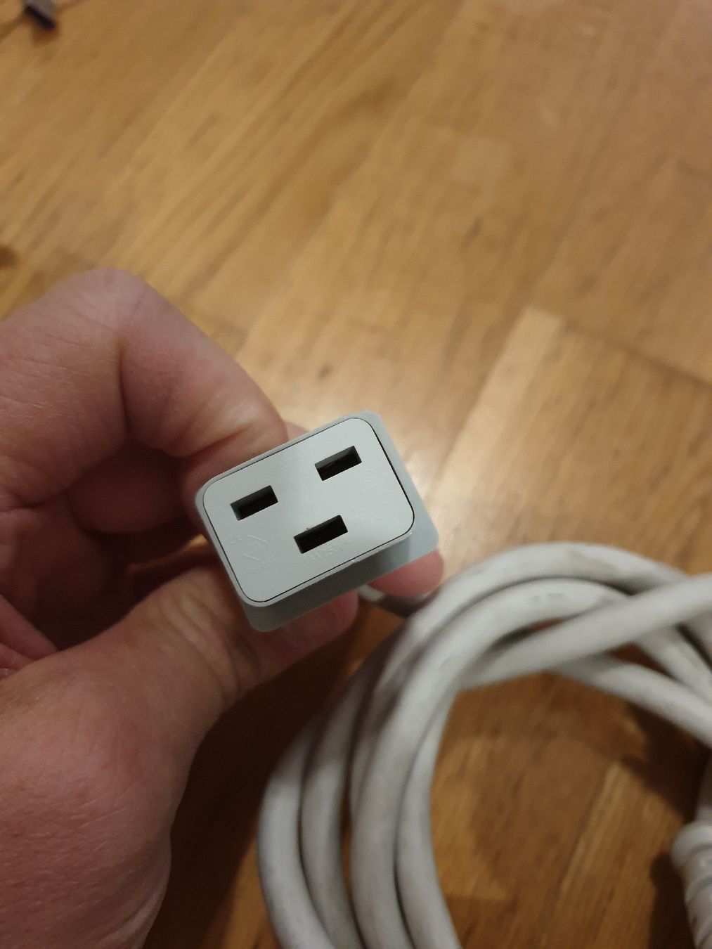 Kabel: Netzkabel-Adapter CH auf EU-Stecker, 3-polig,  grau 014 – Gebraucht aus Ittigen von Ziok187 1