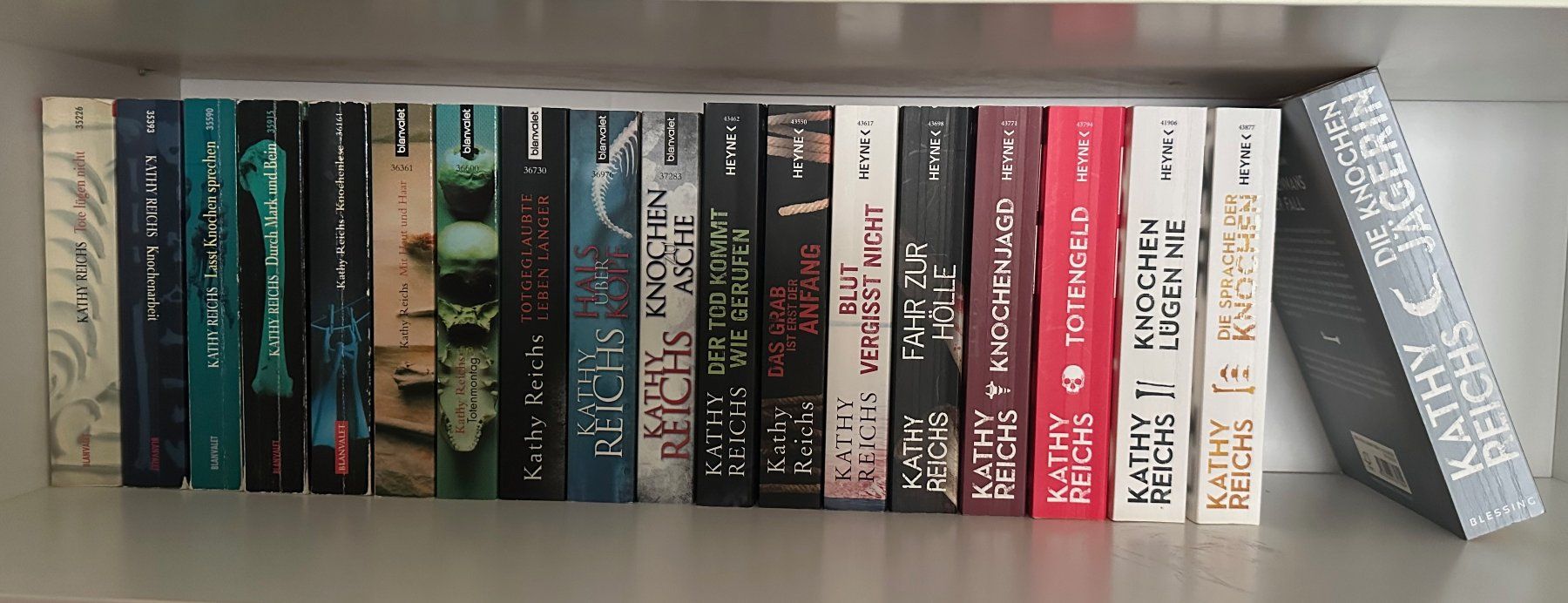 Livres: 19 Bücher von Kathy Reichs – D'occasion à Pfäffikon ZH par AnjaAlbertin