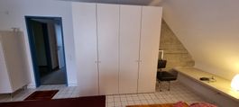 Weisse Massivholz-Schrank
