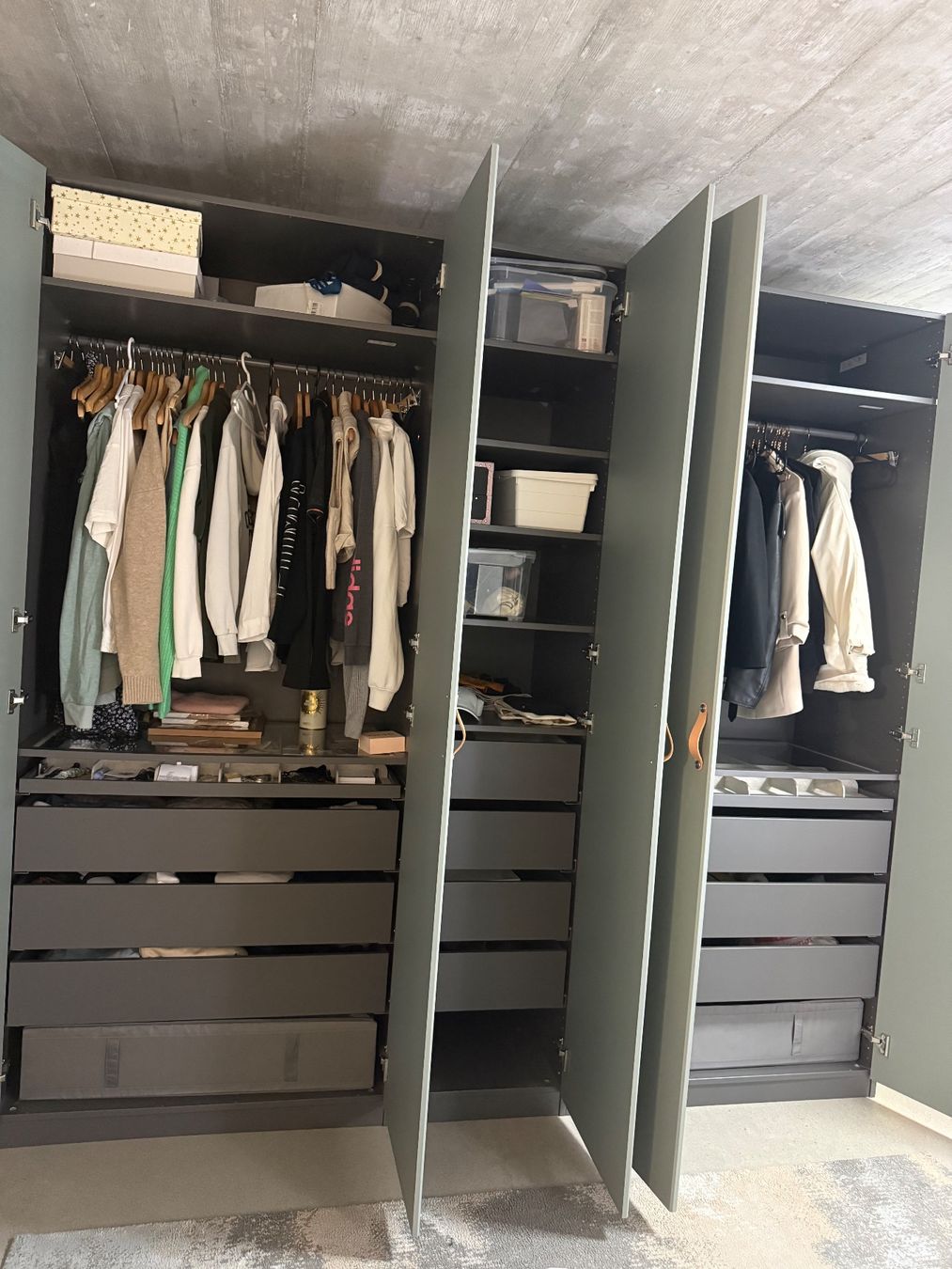 IKEA PAX Kleiderschrank Komplett – Grün & Leder (Wie Neu!) (Gebraucht) in Schlieren für CHF 700 – nur Abholung auf Ricardo kaufen