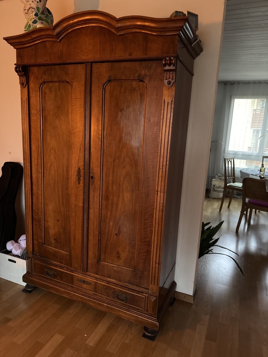 Armadi: Antiker Schrank mit eingebautem Regal – Usato da Cham venduto da ReUse_and_ReCycle 1