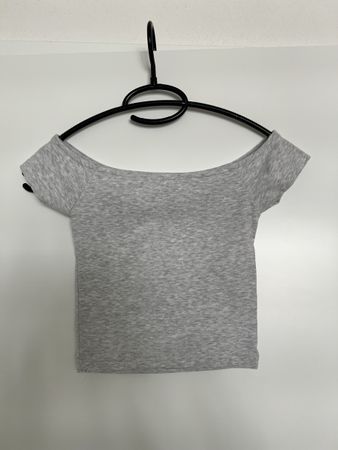 Graues schulterfreies Top