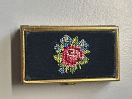 Antiker Pillendose Messing mit Blumenstickerei, 1950er Ja...
