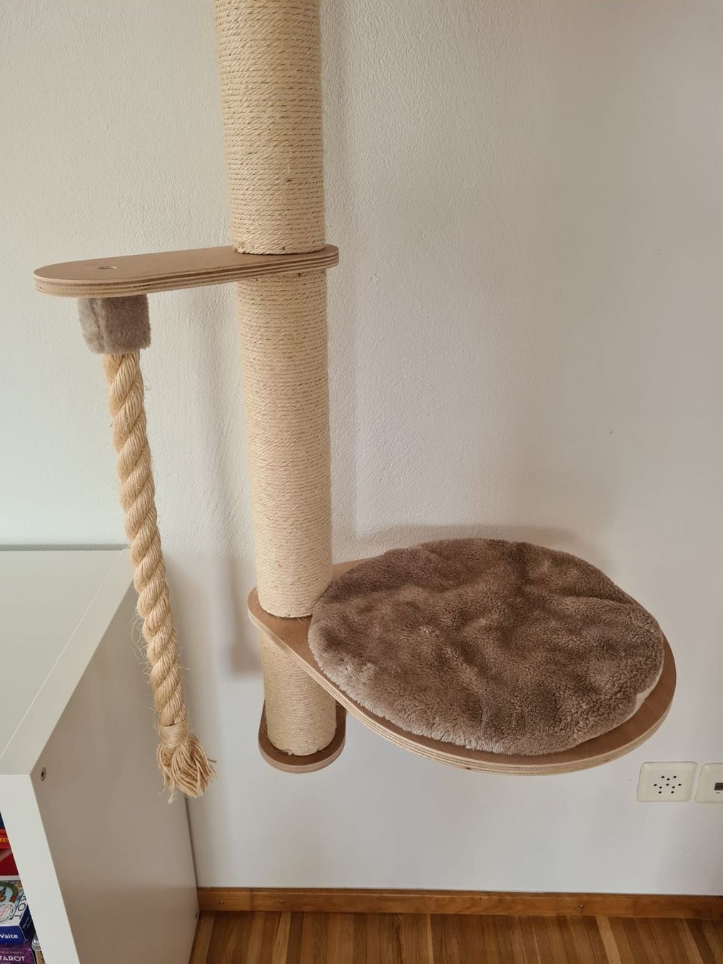 Katzenbaum - Kratzbaum: Wandkratzbaum / Katzenbaum mit diversen Liegeflächen – Gebraucht aus Niederhasli von Eisrose 2