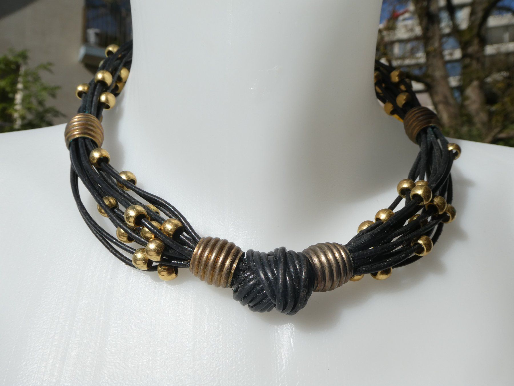 Catenine: Vintage-Ledercollier mit Metallakzenten – Usato da Gattikon venduto da kaandooh