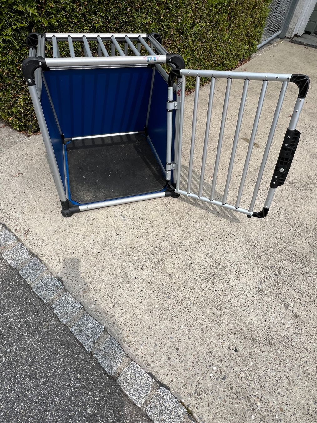 Gabbie, trasporto & Sicurezza: Schweizer Hunde-Transportbox aus Aluminium – Usato da Evilard venduto da Ricardoverkauf2019 1