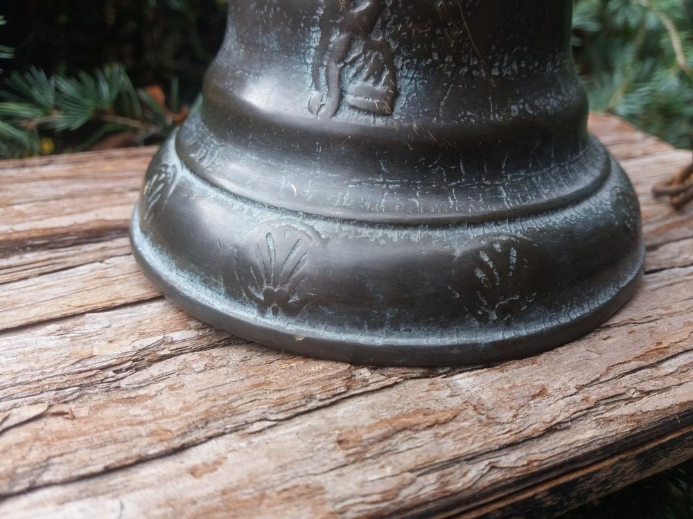 ANCIENNE CLOCHE EN bronze avec inscriptions et reliefs religieux 18ème