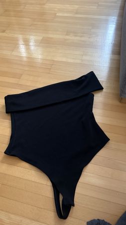 Schwarzer Body One Shoulder Grösse L neu