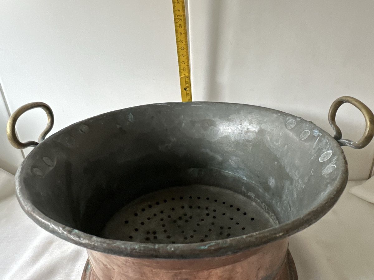 Pentole: Antikes Kupfer-Löcherbecken mit Messinggriffen D. ca. 30 cm – Usato da Zürich venduto da Chaeffeler 7