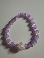Elegantes Lavendel-Armband mit Blumenapplikation zu verkaufe