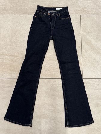 Bershka Damenjeans dunkelblau mit Schlitz – Grösse 34