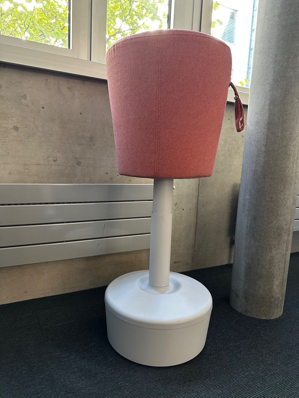Hocker: Bürostuhl Profim Mickey - Sitz-/Stehhocker Hellrot/Weiss – Neu (gemäss Beschreibung) aus Herrenschwanden von h.richert 2