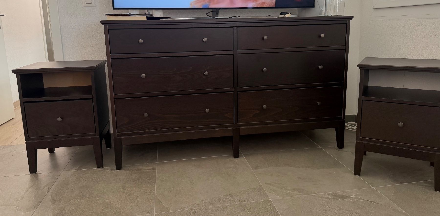 Ikea Nachttische: Commode 6 tiroirs avec 2 tables de nuit – Gebraucht aus Monthey von geo_rj86