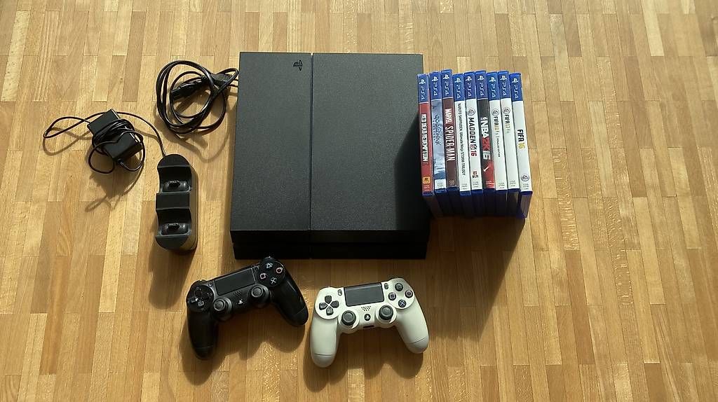 Konsolen: PS4 Slim 500 GB inkl. 2 Controller, 9 Spiele – Gebraucht aus Winterthur von Lini08