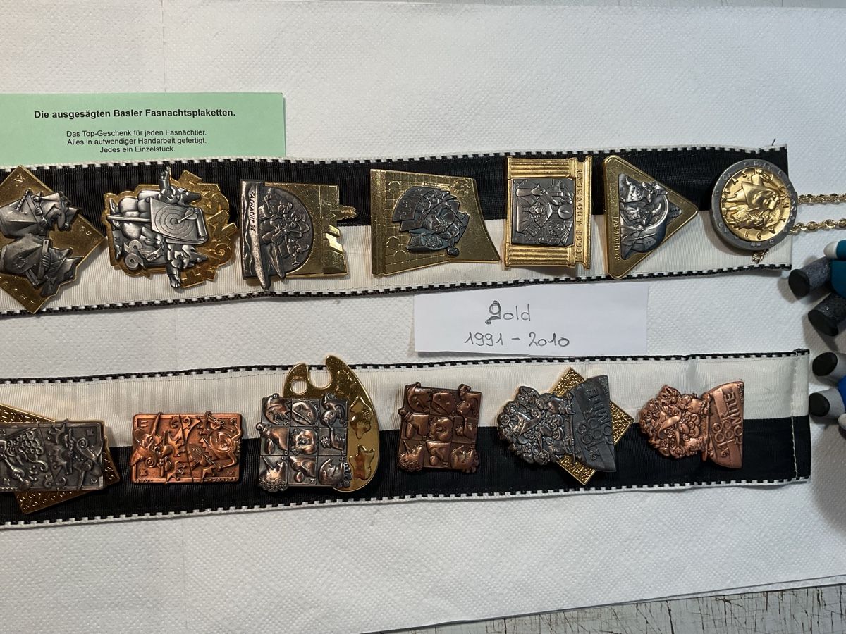 Basler Placchette & Badge: Basler Gold Blaggedden – Usato da Schneisingen venduto da Drehdreher 1