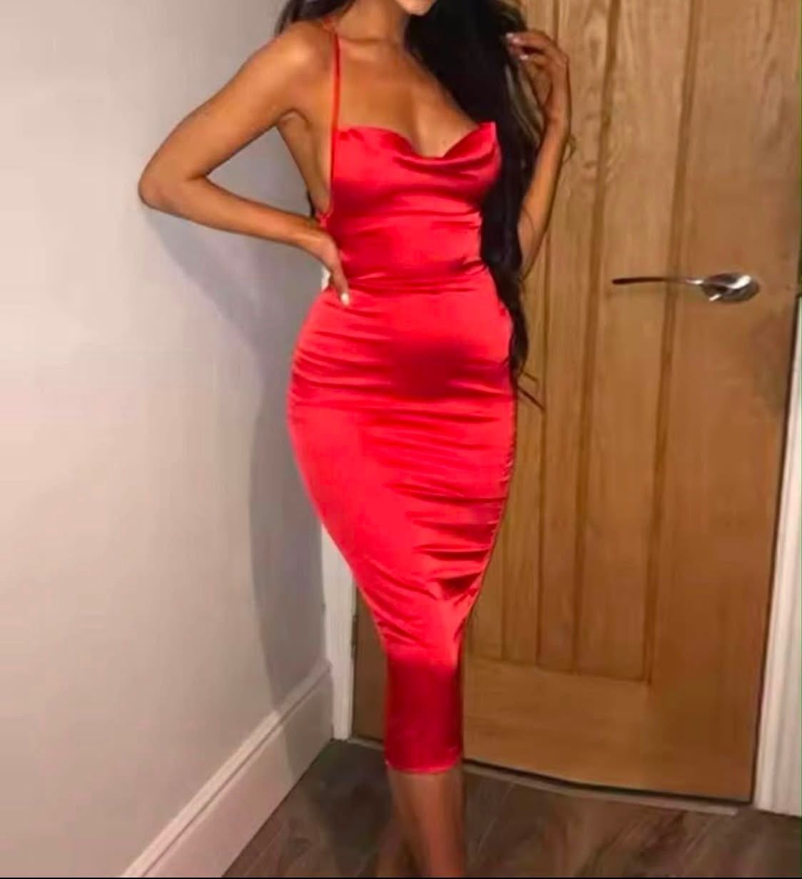 Robes: Robe satin rouge midi – Neuf (Voir description) à Montreux par Izapeche811