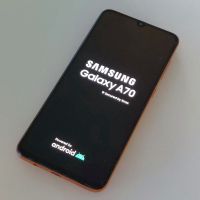 Samsung Galaxy A70, coral mit Hülle (Modell SM-A705FN)