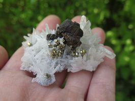 Nadelquarz mit Pyrit und Zinkblende von Peru