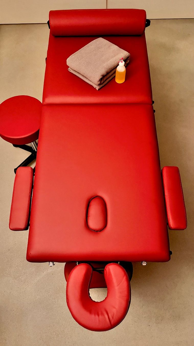 Gonser Chaises longues: Massageliege 2-Zonen rot – D'occasion à Solothurn par PluAdi