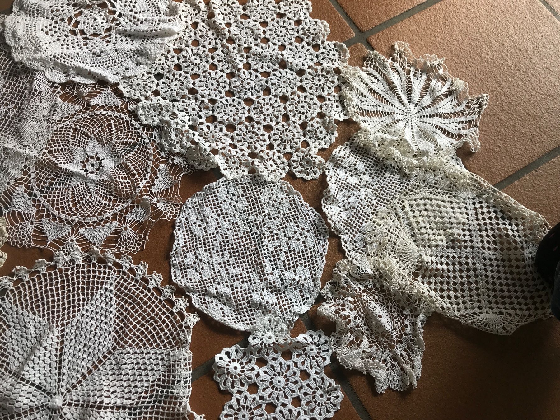 Sottobicchieri: Diverse Sammlung von vintage Deckchen, gehäkelt – Usato da Wettingen venduto da Andres54 3