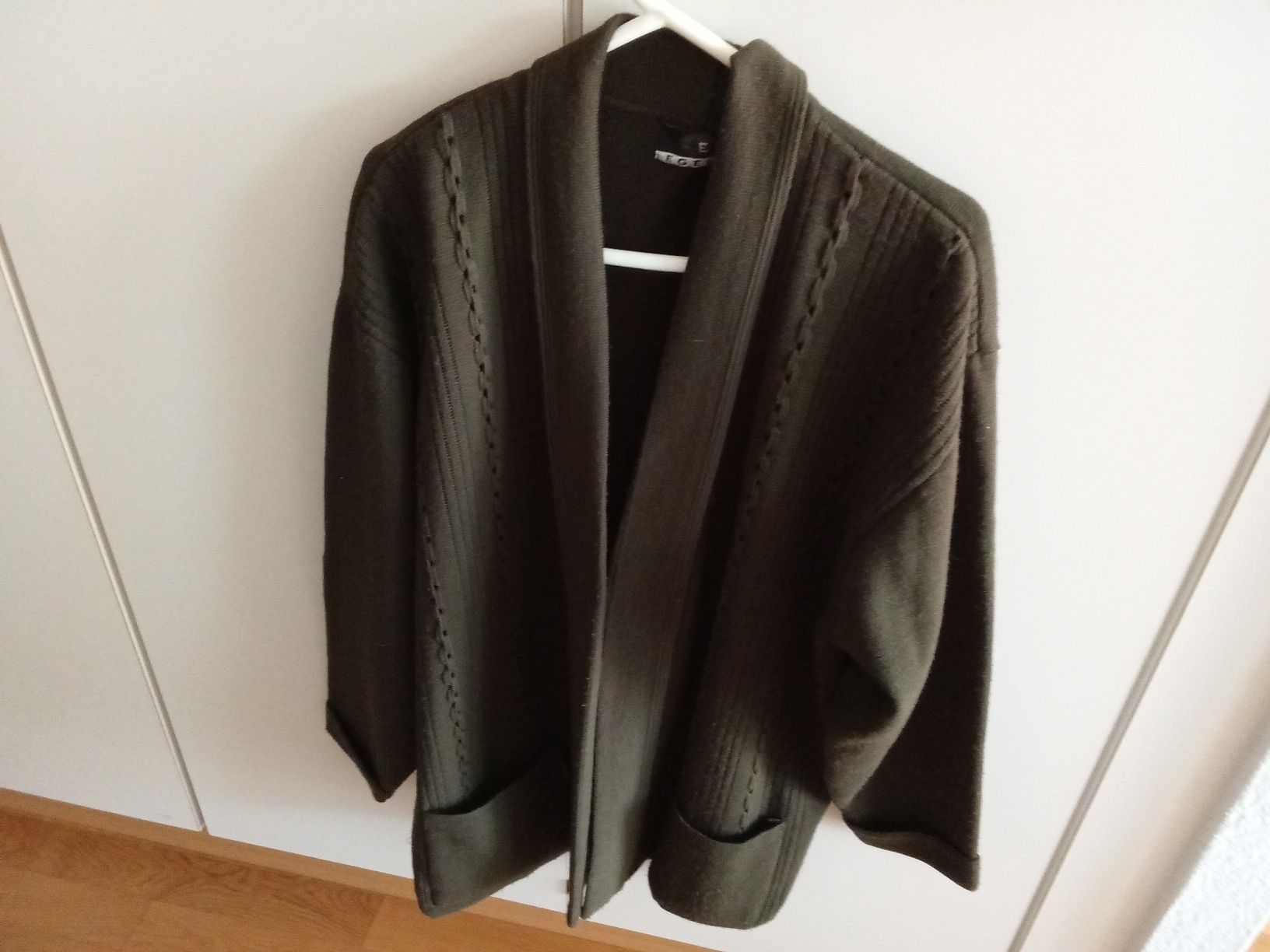 Vestes: SCHÖNE DAMEN STRICKJACKE  – D'occasion à Muri BE par Alk