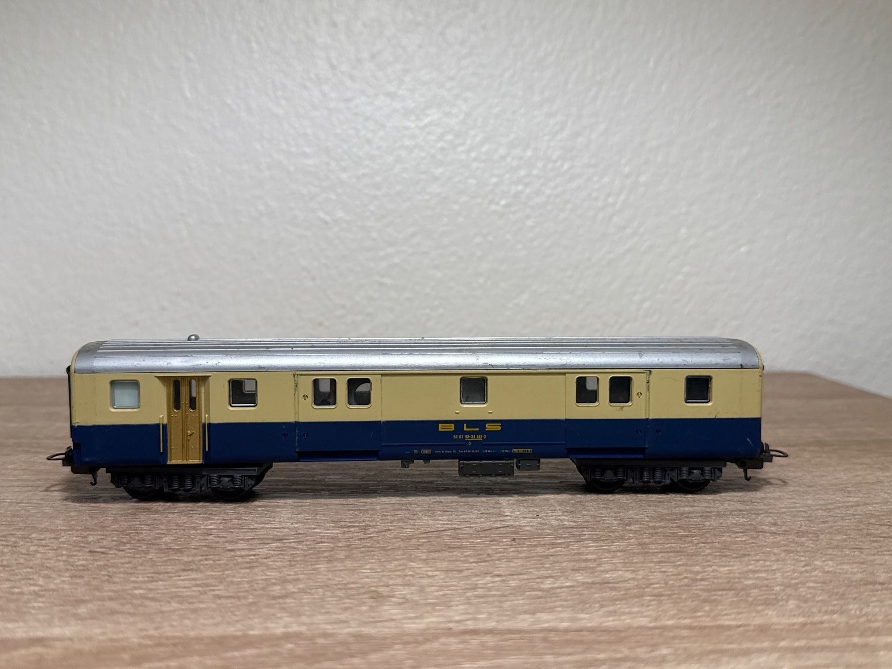 Lima Modellini di ferrovie: Lima Gepäckwagen BLS H0 (296) – Usato da St-Aubin-Sauges venduto da Lo_Go