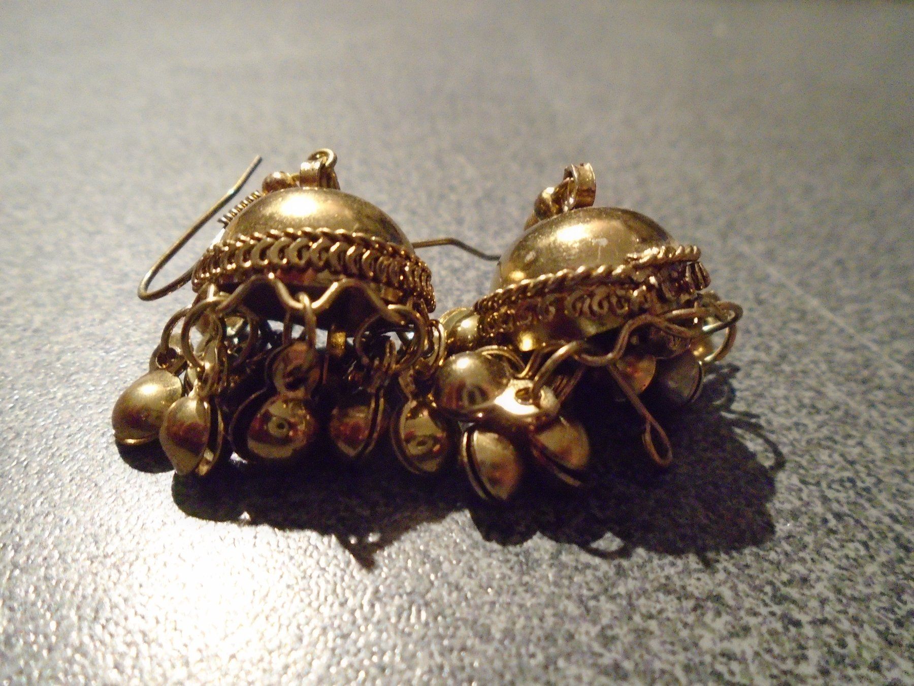 Ohrringe & -stecker: Ohrhänger goldfarbig, wie ein Helm – Gebraucht aus Zürich von abraxas1291