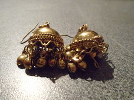 Ohrhänger goldfarbig, wie ein Helm