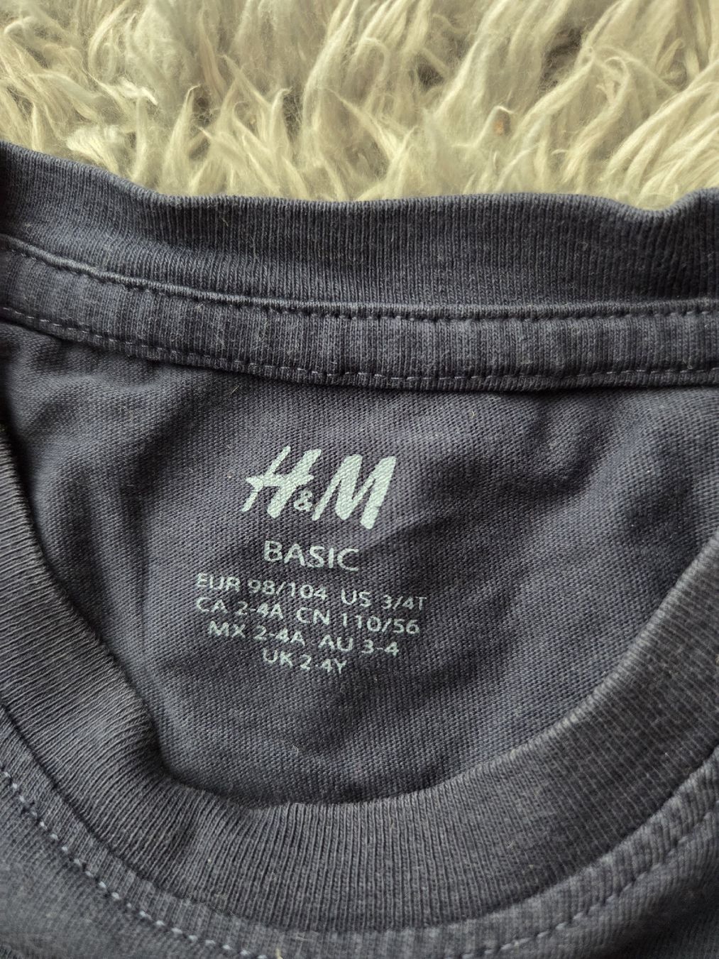 H&M Pulls et sweat-shirts: H&M Basic Langarmshirt Grösse 98/104 dunkelblau – D'occasion à Hüntwangen par ManuM2014 2