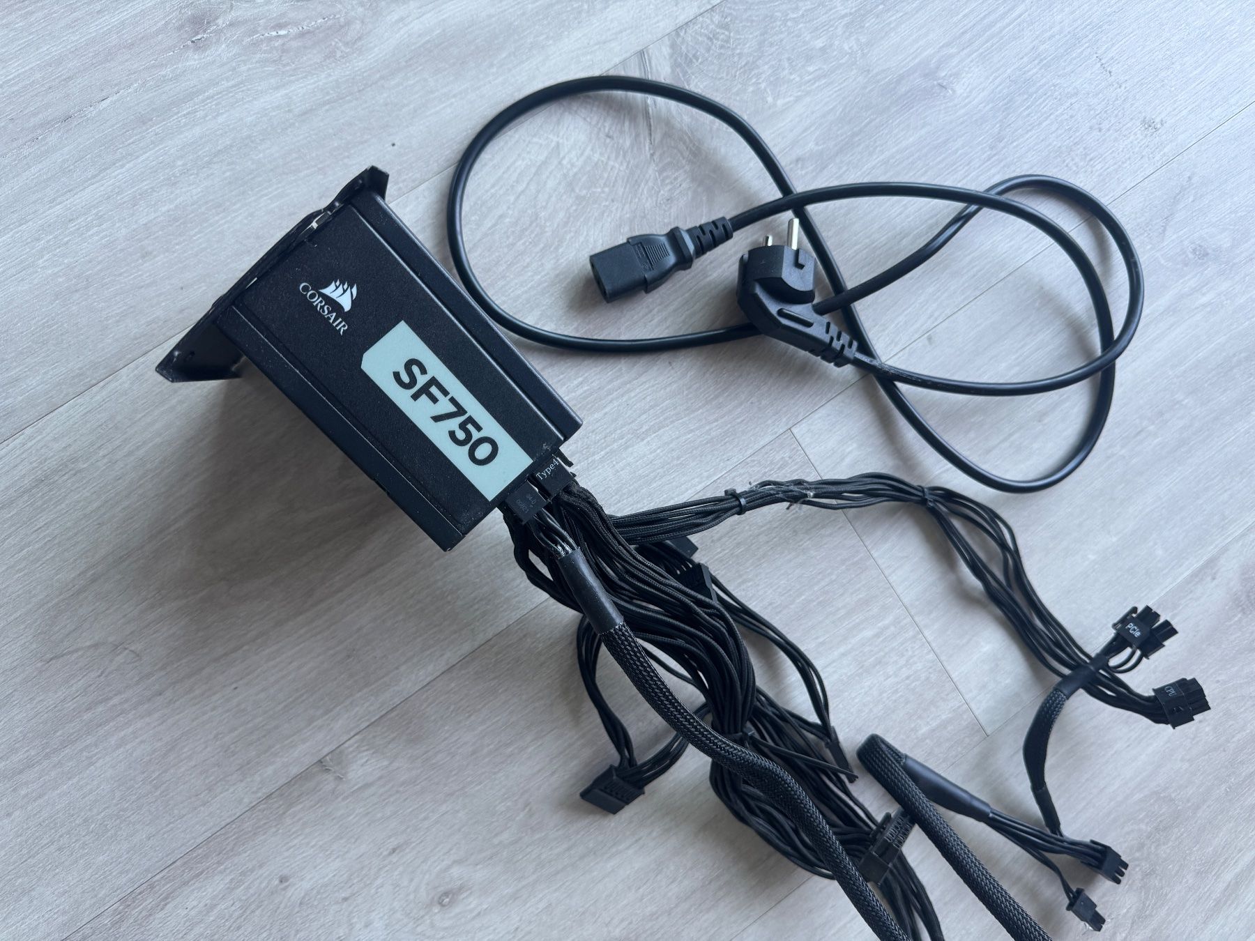 Corsair Componenti elettronici: Corsair SF750 – Usato da Neuchatel venduto da Mr-Nobody 1