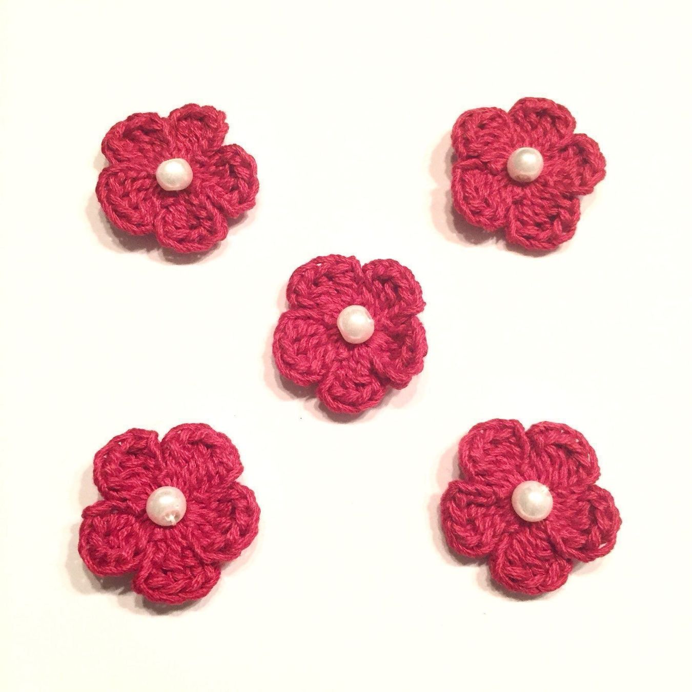 Toppe: 5x Blumen rot mit Perlen gehäkelt 28 mm – Nuovo e nell'imballaggio originale da Emmenbrücke venduto da swissmade-miracles