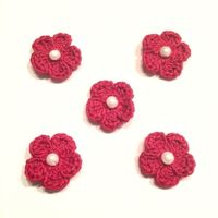 5x Blumen rot mit Perlen gehäkelt 28 mm