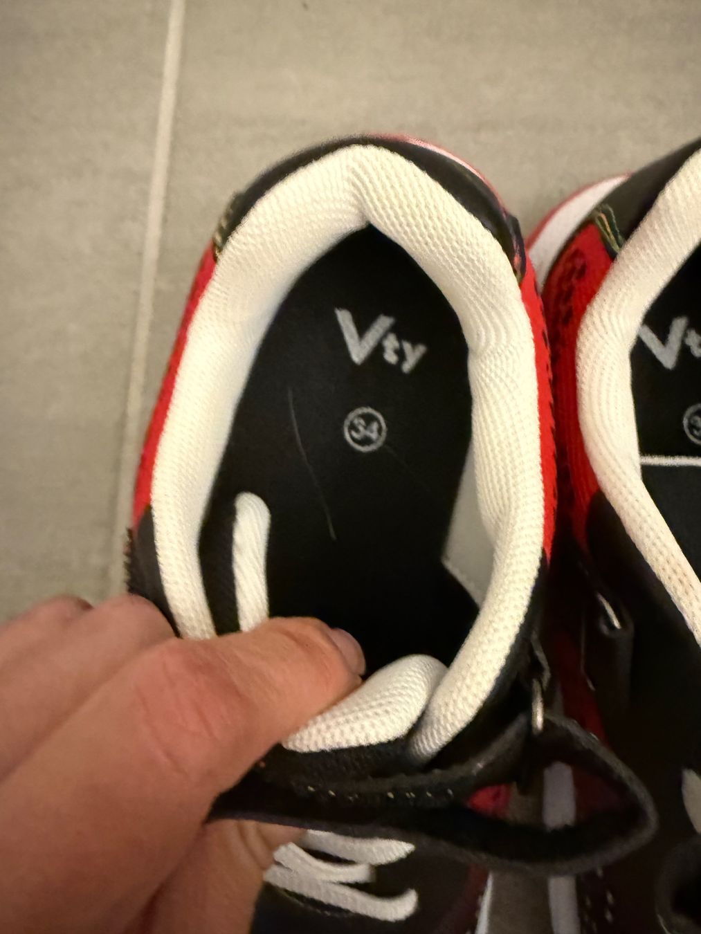 Scarpe per ragazzi: Kinder Turnschuhe Vty Grösse 34 neu – Nuovo (secondo la descrizione) da Pfäffikon SZ venduto da Syndrome379 2